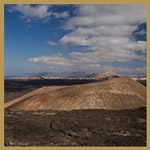 Krater inmitten erstarrter Lava Volcano surrounded by cold lava